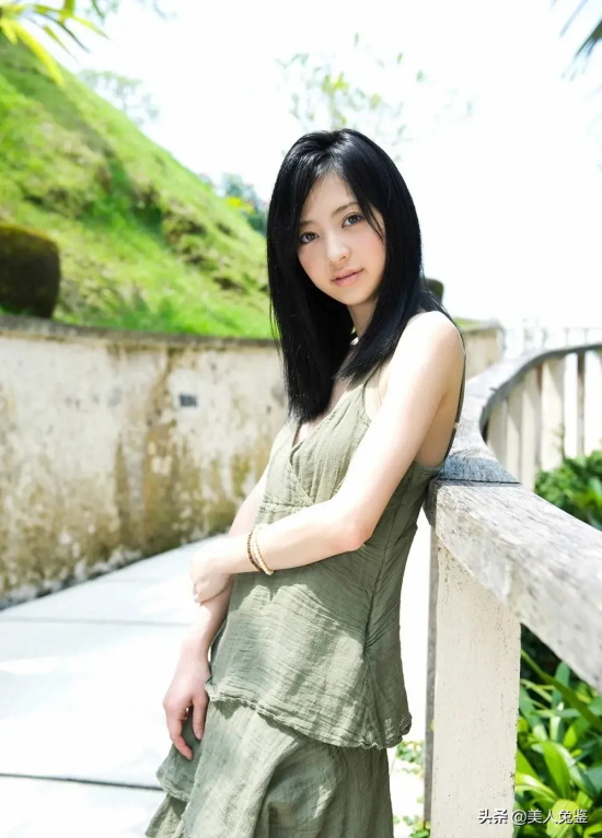 日本女模逢泽莉娜颜值超高很养眼，号称小苍井！