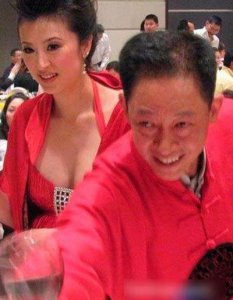 ​王志文老婆陈坚红简历资料结婚后身材保持很好