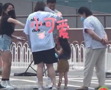 ​高圆圆与爱女罕同框，3岁女儿长发飘飘身高优越，摇头晃脑超可爱