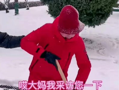 ​冯巩近况曝光，拿铁锹上街铲雪，戴小红帽被认成大妈