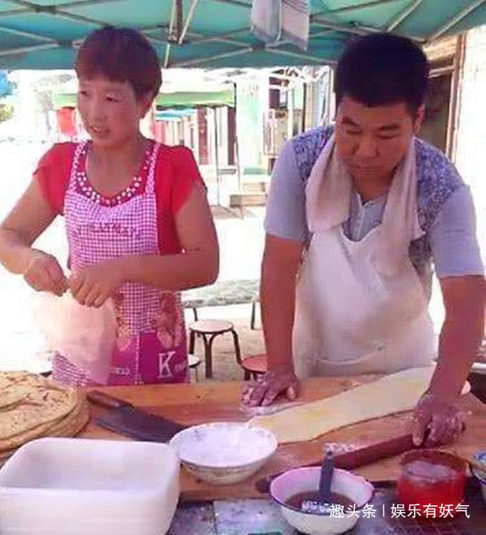 王宝强身家上亿，亲哥哥却在村头卖大饼，哥哥几个字网友蒙了